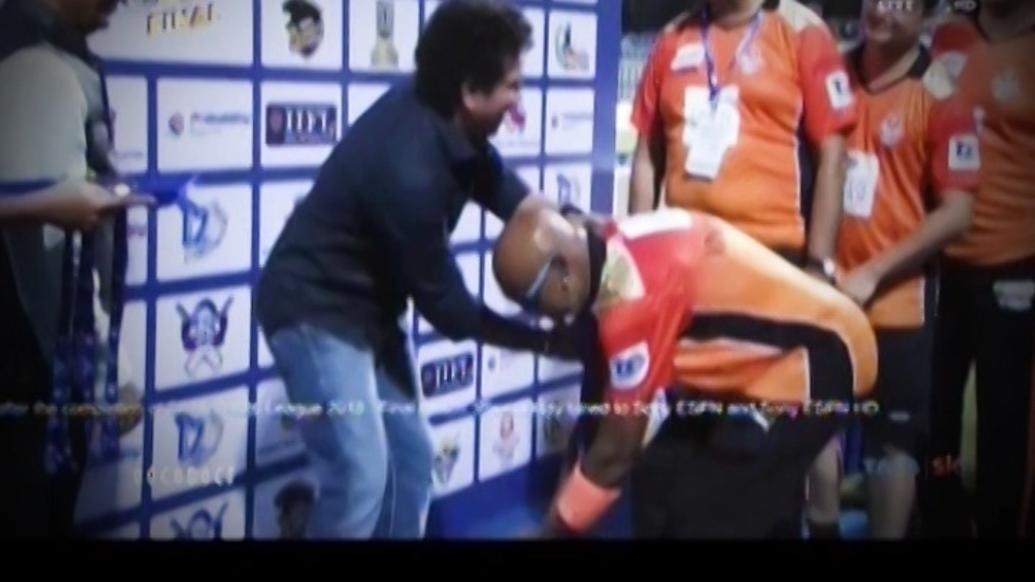 WATCH: Kambli touches Sachin’s feet during Mumbai T20 League final WATCH: Kambli touches Sachin’s feet during Mumbai T20 League final