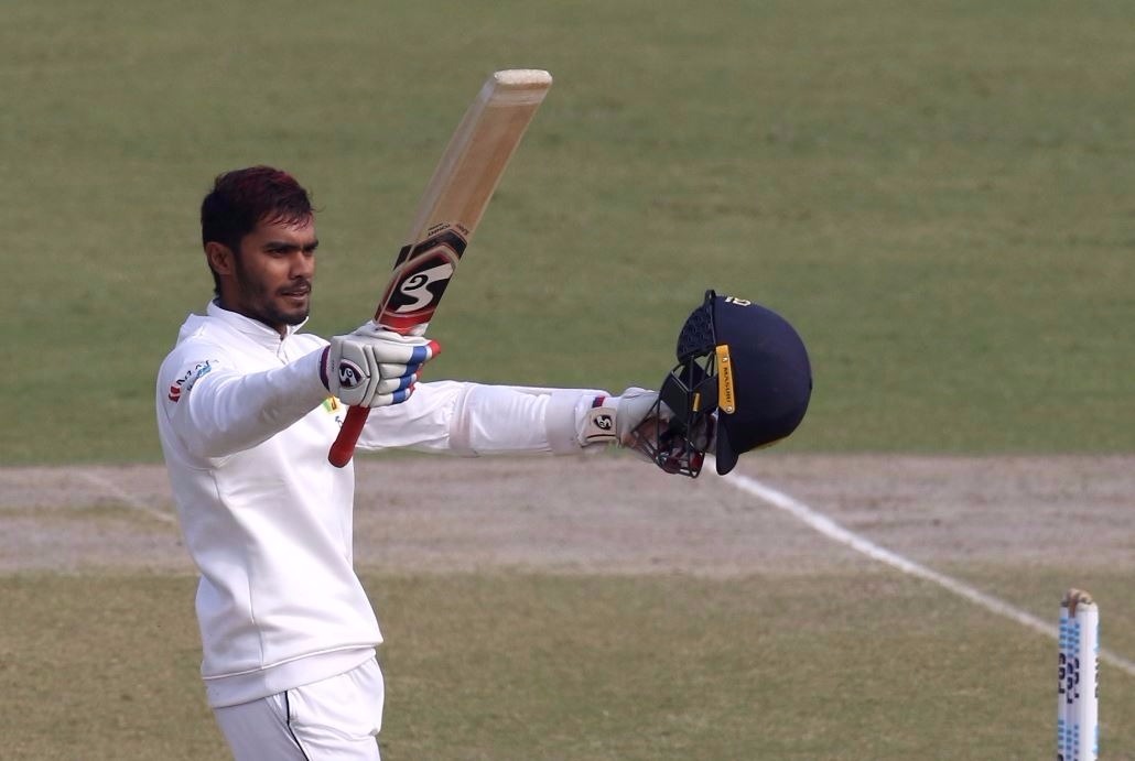 Hobbling De Silva scores hundred, Lanka reach 226/5 at tea Hobbling De Silva scores hundred, Lanka reach 226/5 at tea