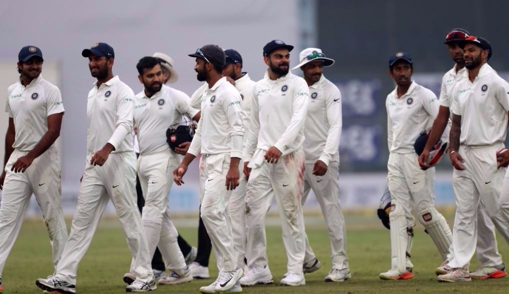 INDvsSL: 373 रनों पर ढेर श्रीलंका, भारत को 163 रनों की बढ़त INDvsSL: 373 रनों पर ढेर श्रीलंका, भारत को 163 रनों की बढ़त