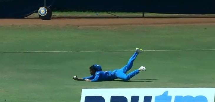 WATCH: Harmanpreet Kaur pulls out one-handed stunner WATCH: Harmanpreet Kaur pulls out one-handed stunner