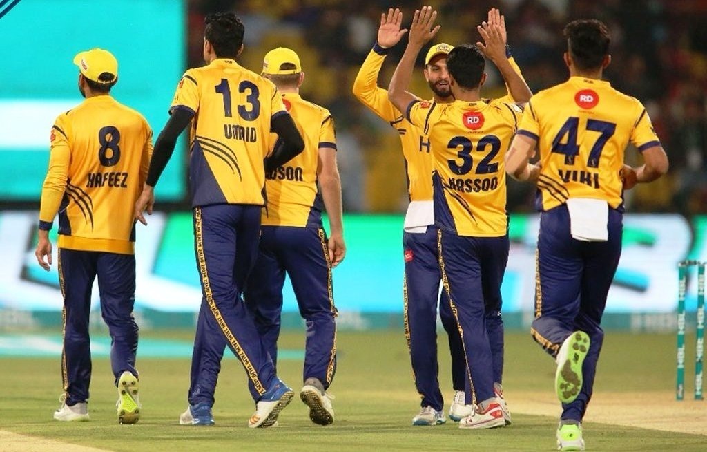  Ali’s heroics in vain as Peshawar knock out Quetta in nail-biting thriller Ali’s heroics in vain as Peshawar knock out Quetta in nail-biting thriller